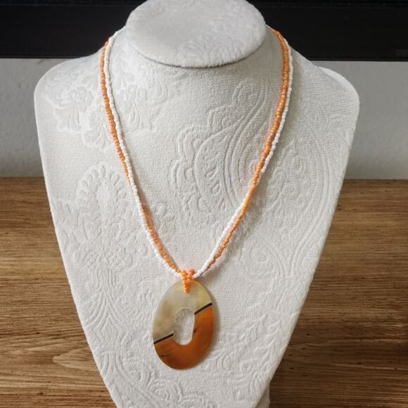 Vintage Orange white beaded necklace with mother shell pendant - Picture 2 of 9
